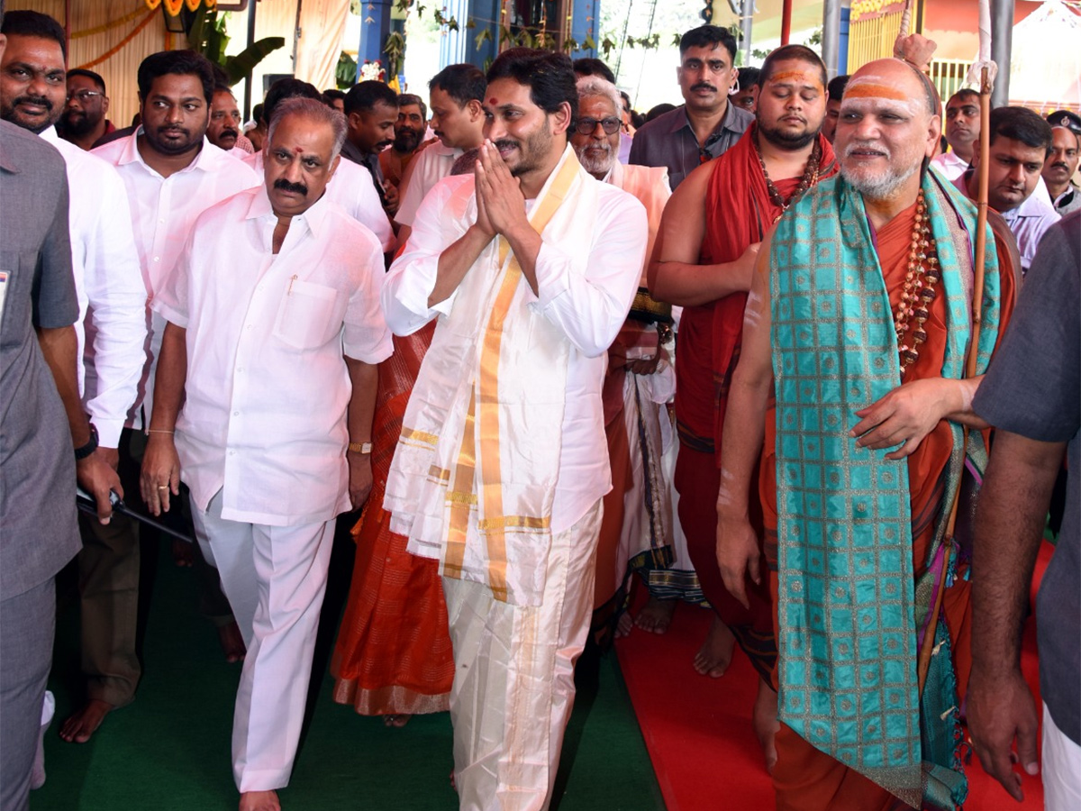 Ys Jagan Visits Visakhapatnam Sri Sharada Peetham Photo Gallery - Sakshi4