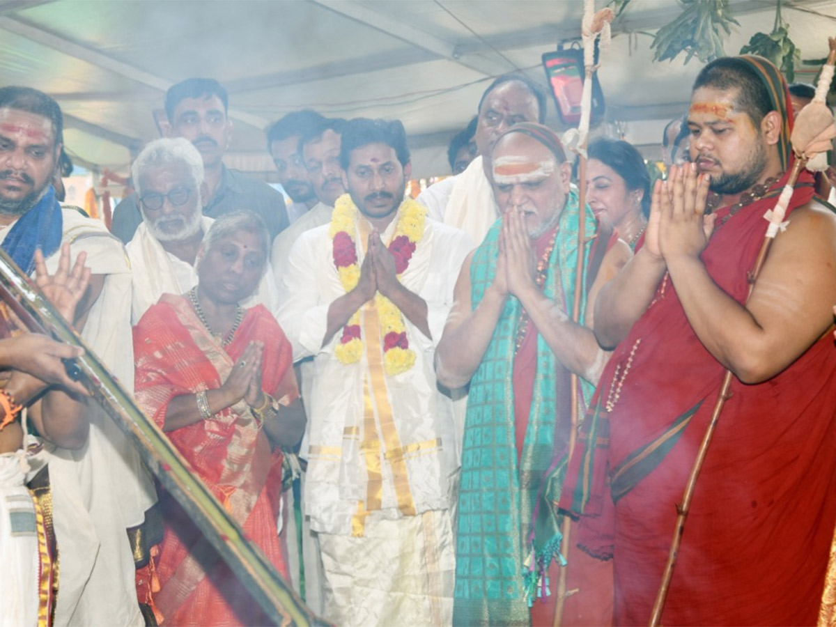 Ys Jagan Visits Visakhapatnam Sri Sharada Peetham Photo Gallery - Sakshi41