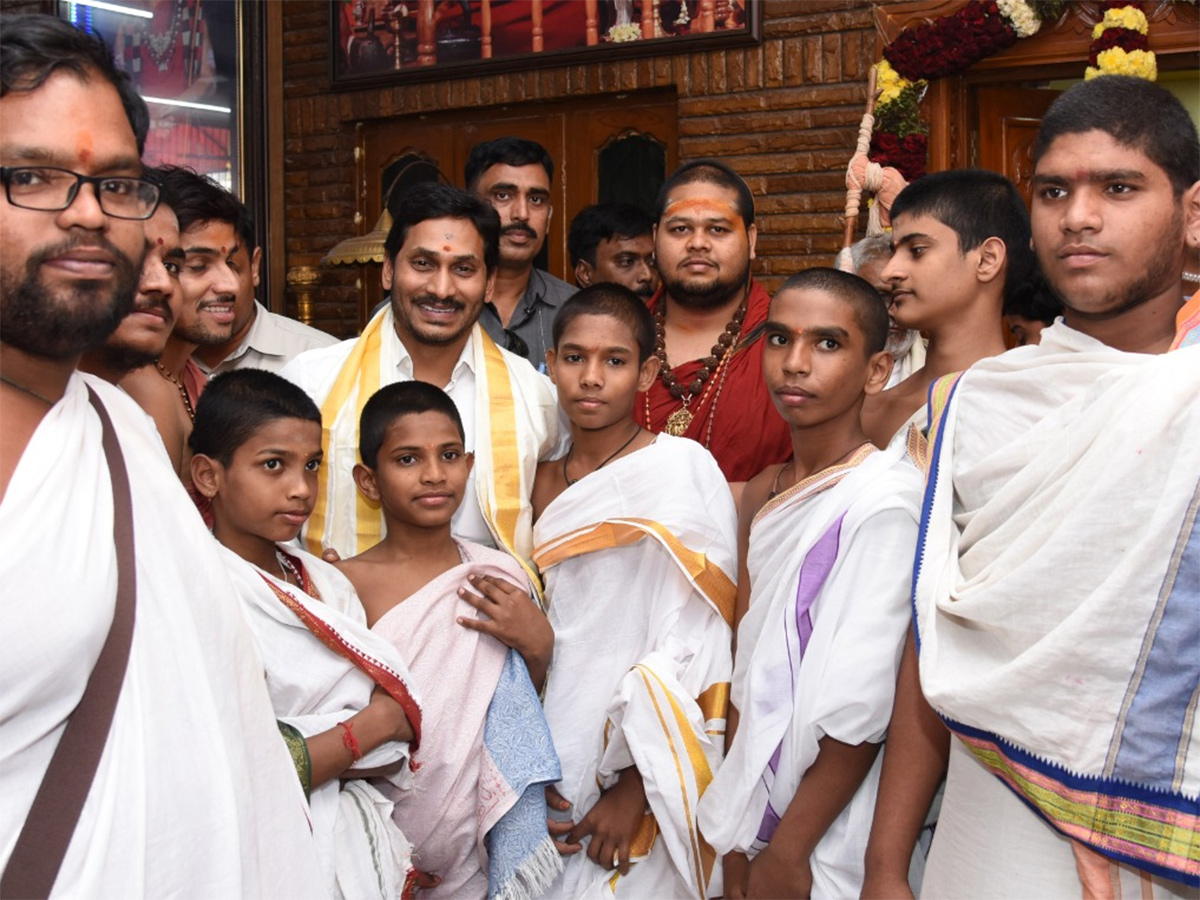 Ys Jagan Visits Visakhapatnam Sri Sharada Peetham Photo Gallery - Sakshi5