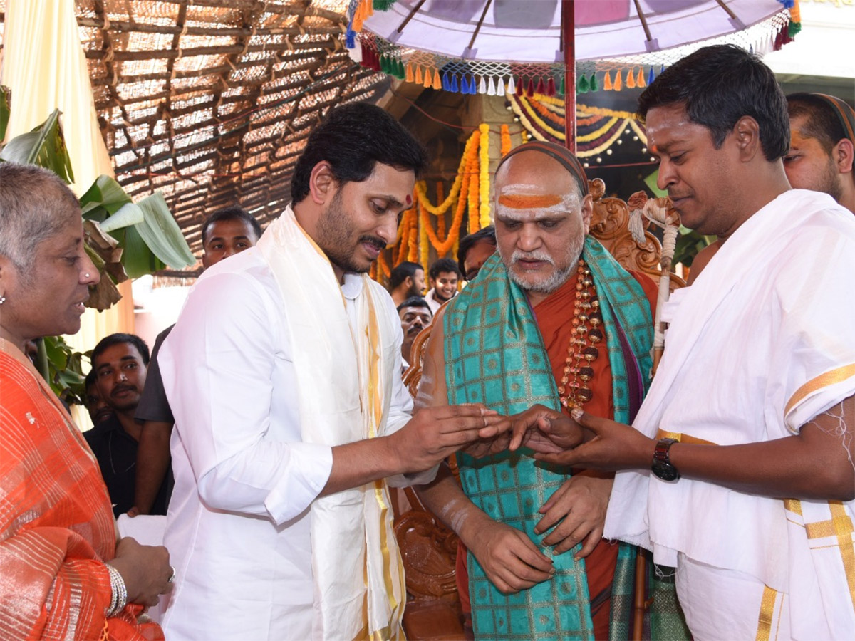 Ys Jagan Visits Visakhapatnam Sri Sharada Peetham Photo Gallery - Sakshi7