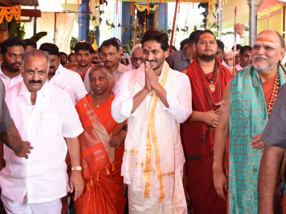 Ys Jagan Visits Visakhapatnam Sri Sharada Peetham Photo Gallery - Sakshi9