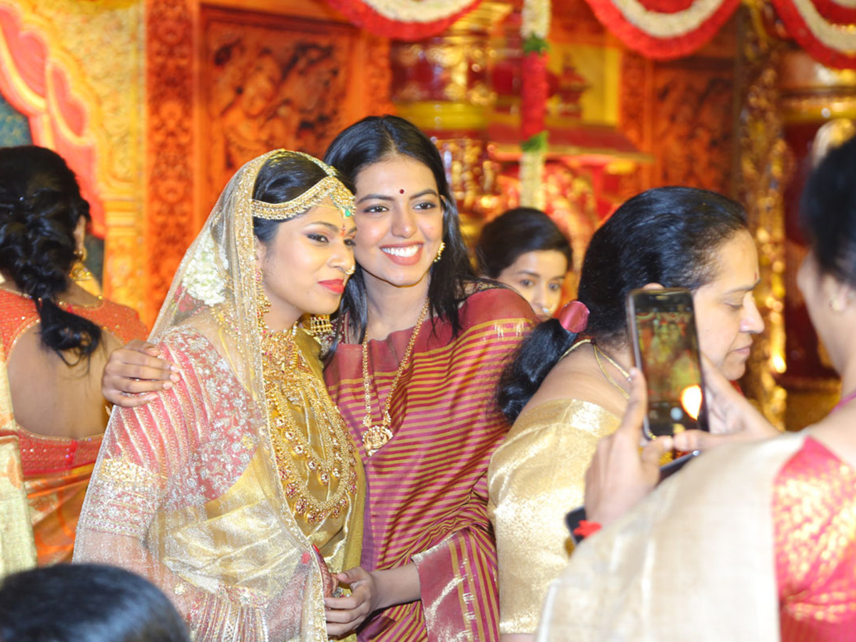 Kodi Ramakrishna Yougest Daughter Pravalika Wedding Photo Gallery - Sakshi10