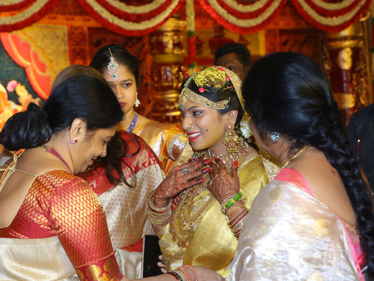 Kodi Ramakrishna Yougest Daughter Pravalika Wedding Photo Gallery - Sakshi11