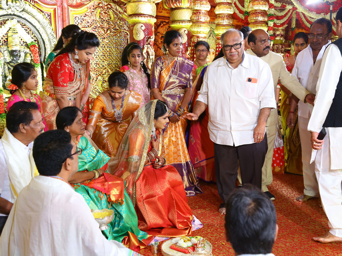 Kodi Ramakrishna Yougest Daughter Pravalika Wedding Photo Gallery - Sakshi16