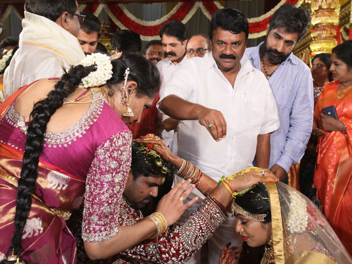 Kodi Ramakrishna Yougest Daughter Pravalika Wedding Photo Gallery - Sakshi4