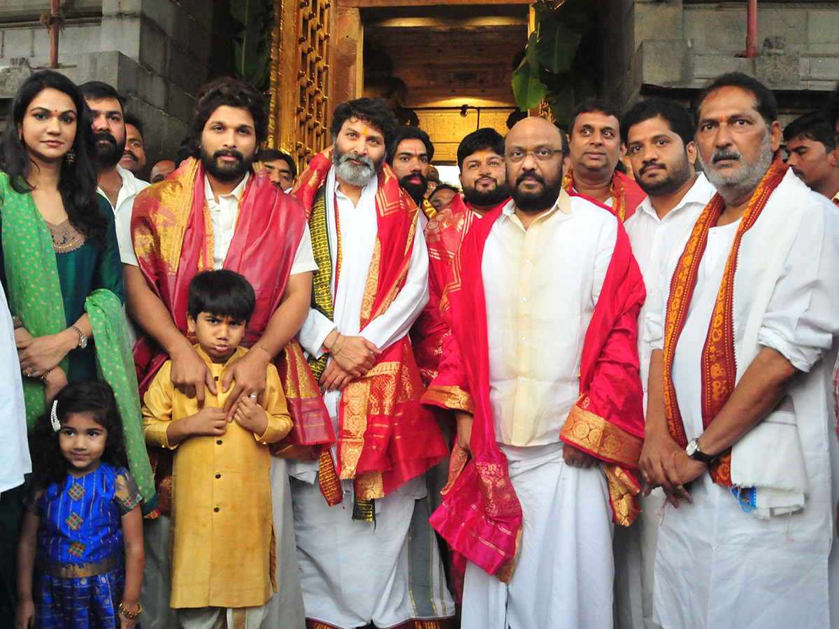 Allu Arjun And Trivikram Srinivas Visits Tirumala Photo Gallery - Sakshi1