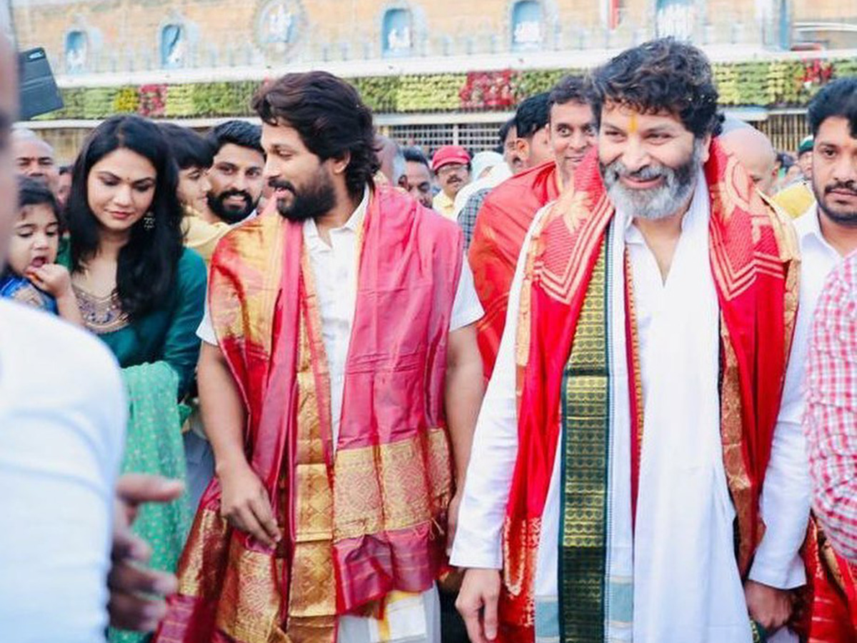 Allu Arjun And Trivikram Srinivas Visits Tirumala Photo Gallery - Sakshi4