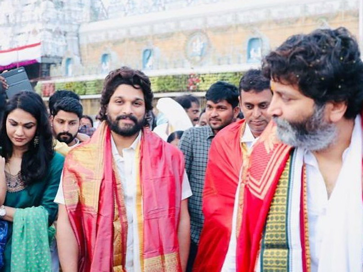 Allu Arjun And Trivikram Srinivas Visits Tirumala Photo Gallery - Sakshi5