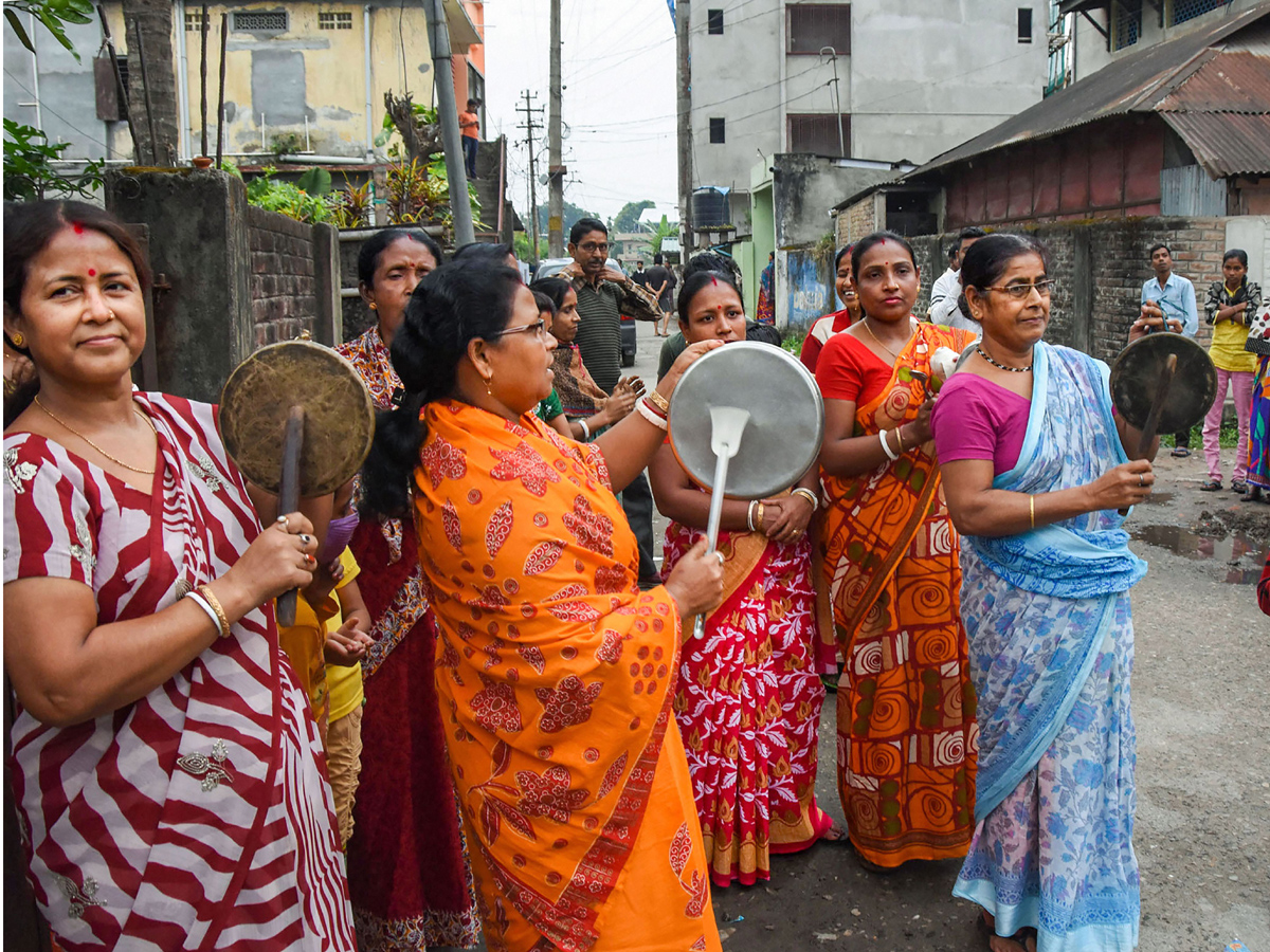 Janata Curfew: Clapping All Over India Photo Gallery - Sakshi11