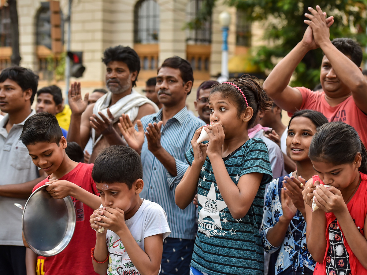 Janata Curfew: Clapping All Over India Photo Gallery - Sakshi14