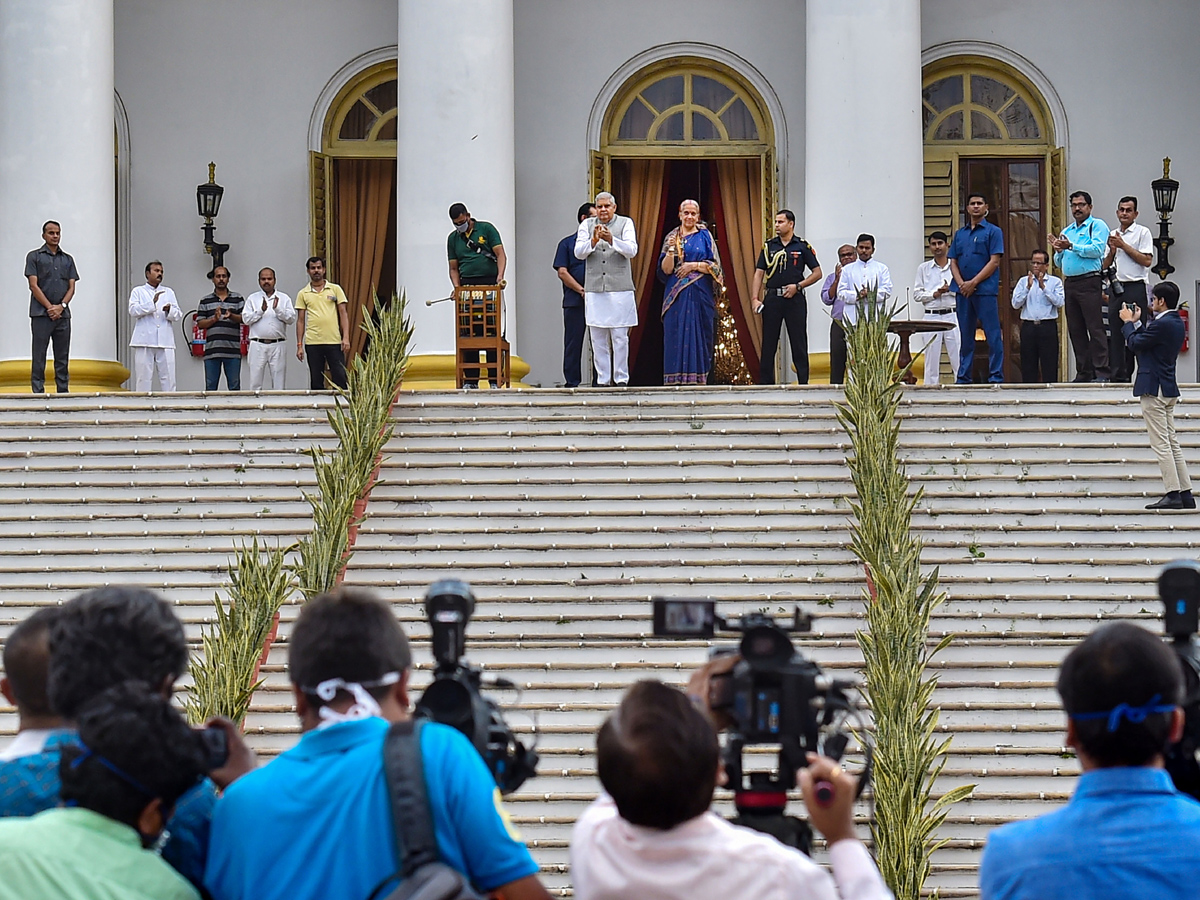 Janata Curfew: Clapping All Over India Photo Gallery - Sakshi5