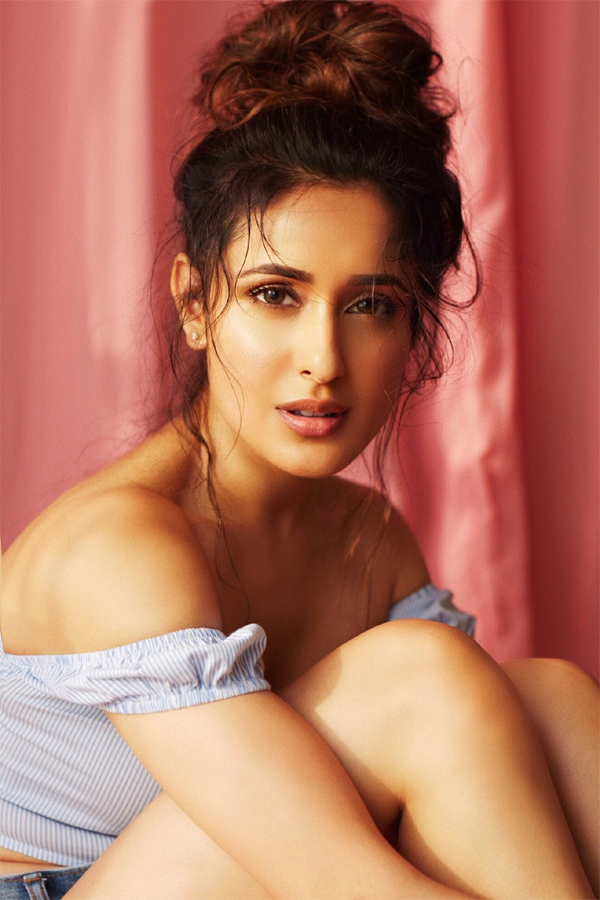 Actress Pragya Jaiswal Exclusive Photo Gallery - Sakshi54