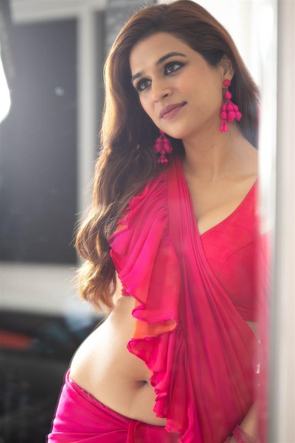 Telugu Actress Shraddha Das Glam New  Photos - Sakshi5