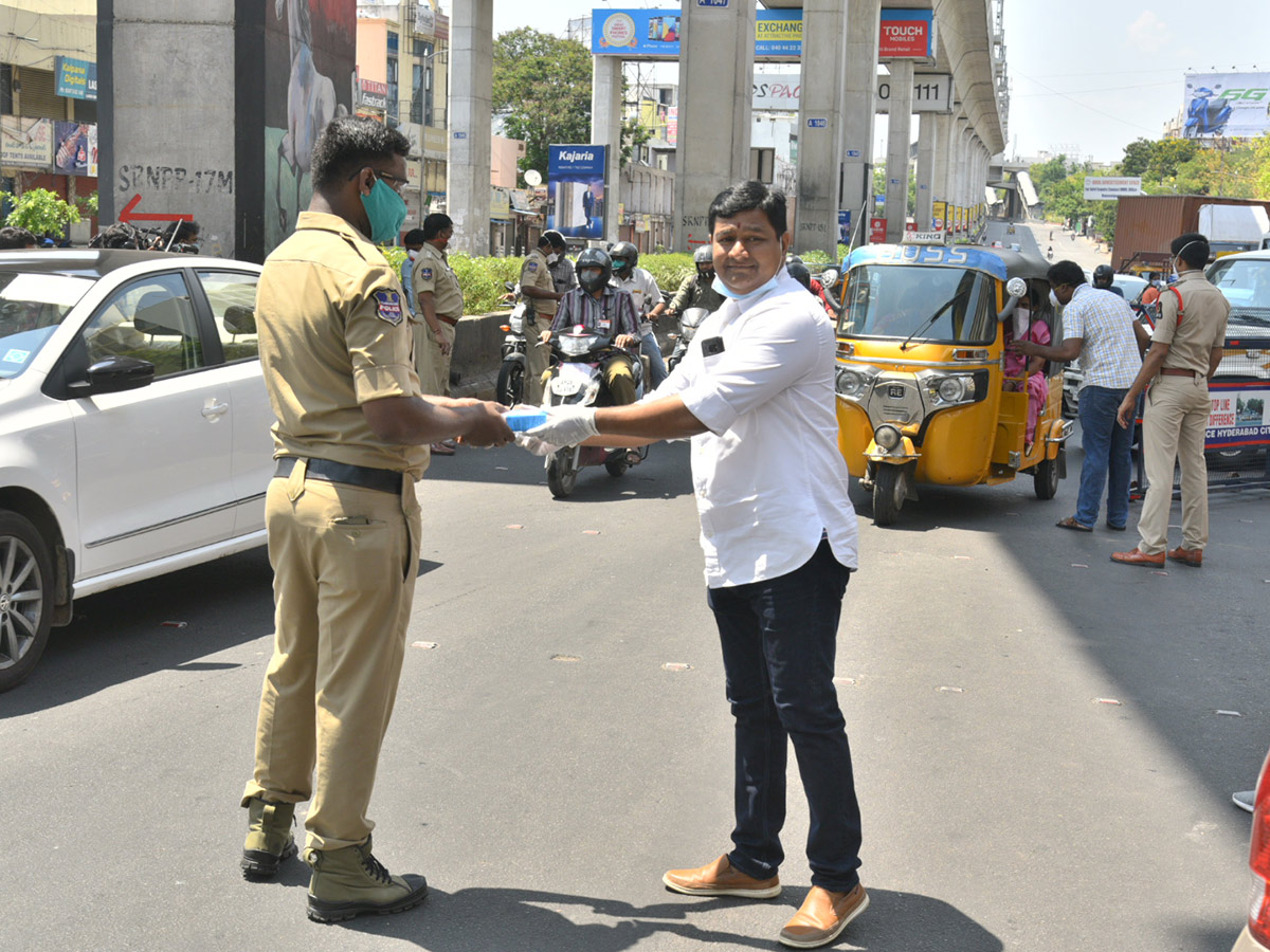 Lockdown in Hyderabad City Photo Gallery - Sakshi16