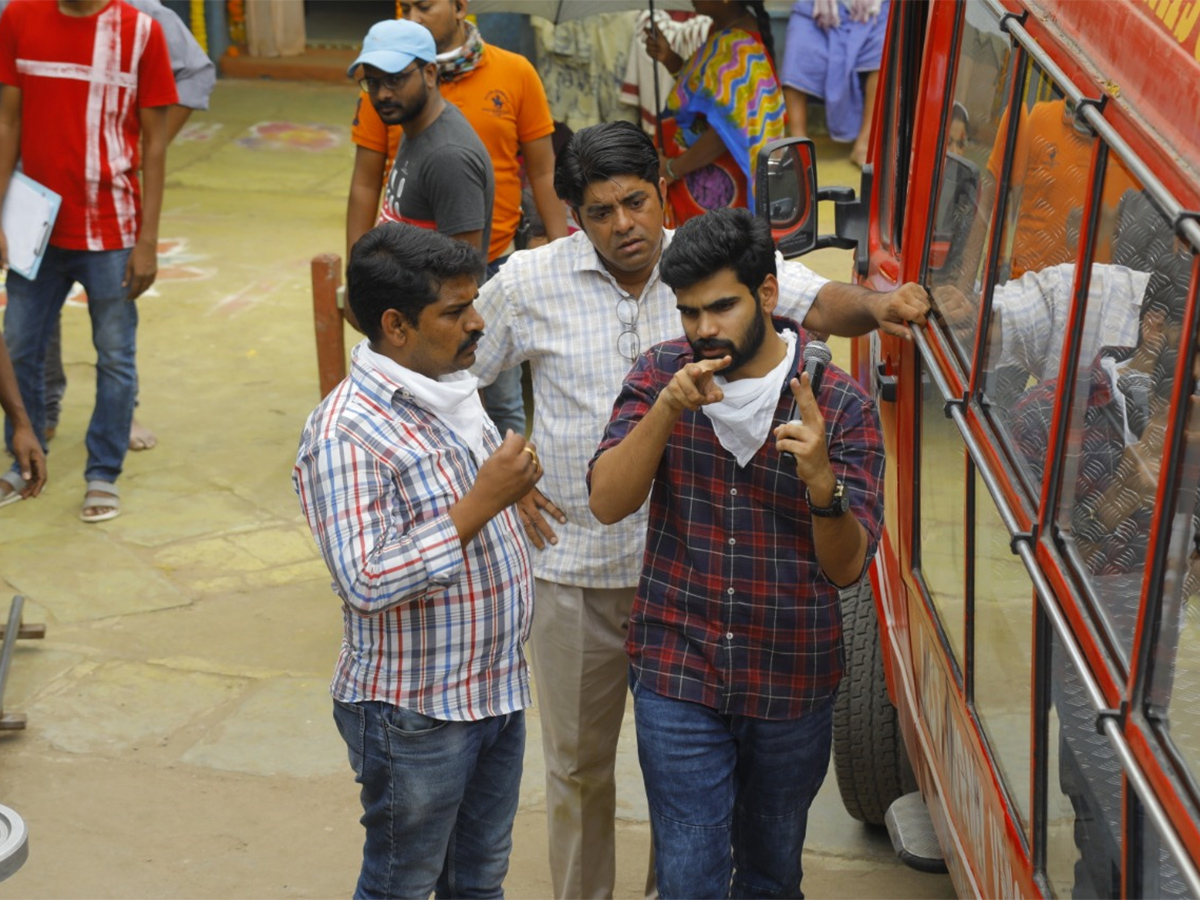 Chaavu Kaburu Challagaa Movie Working Stills - Sakshi7