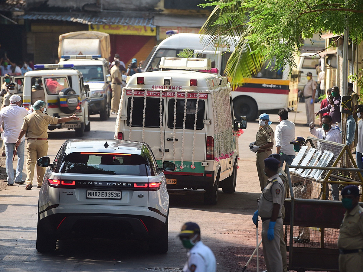 Rishi Kapoor Cremated Mumbai Photo Gallery - Sakshi25