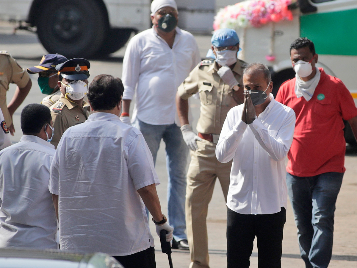 Rishi Kapoor Cremated Mumbai Photo Gallery - Sakshi10