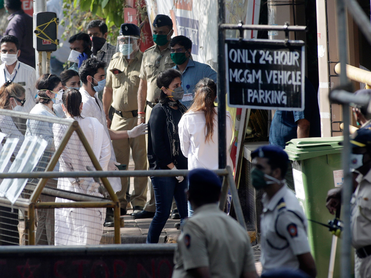 Rishi Kapoor Cremated Mumbai Photo Gallery - Sakshi15