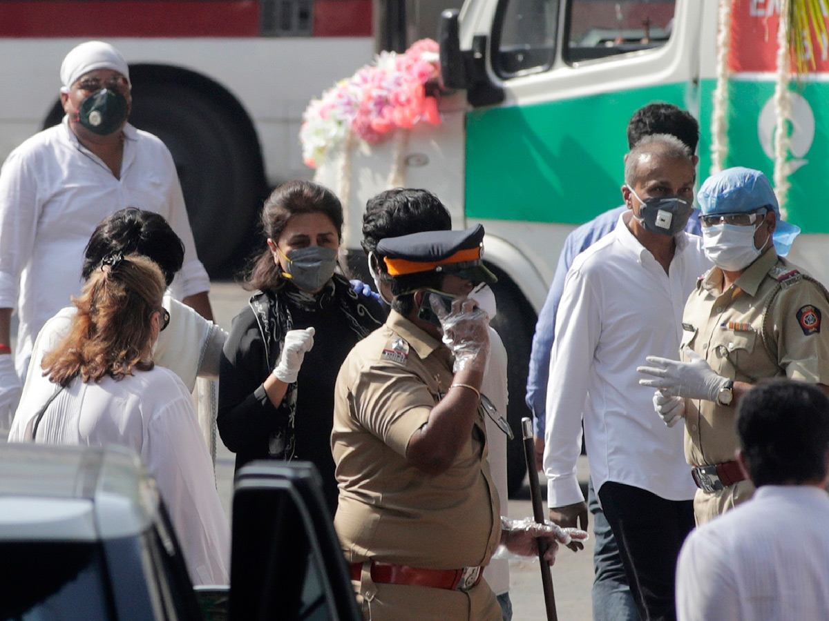 Rishi Kapoor Cremated Mumbai Photo Gallery - Sakshi16