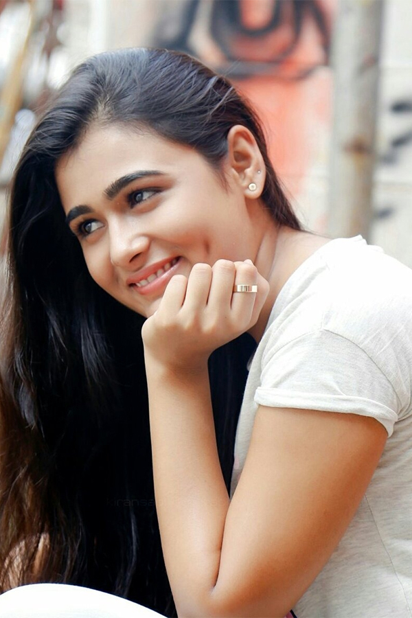 actress shalini pandey exclusive photo gallery - Sakshi26