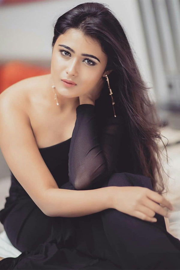 actress shalini pandey exclusive photo gallery - Sakshi37