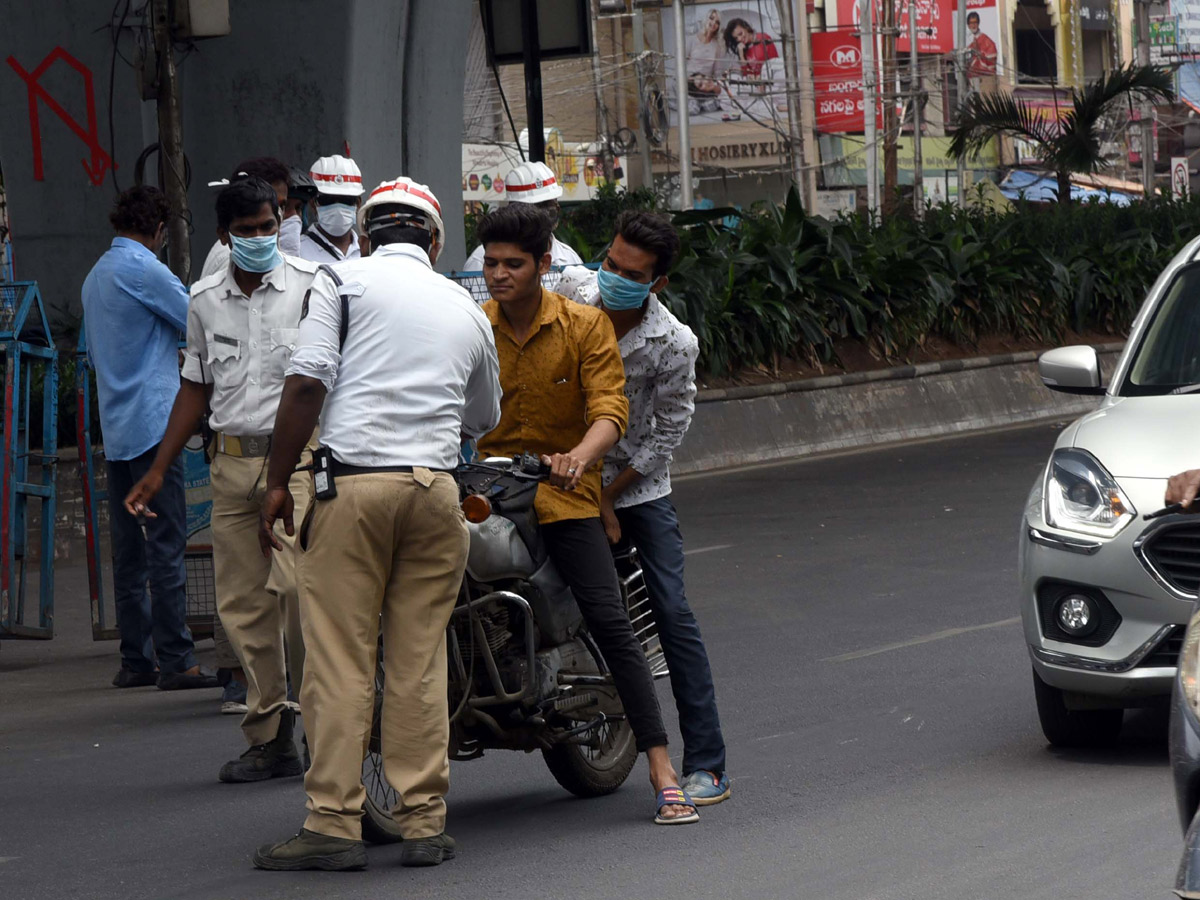 Lockdown in Hyderabad City Photo Gallery - Sakshi17