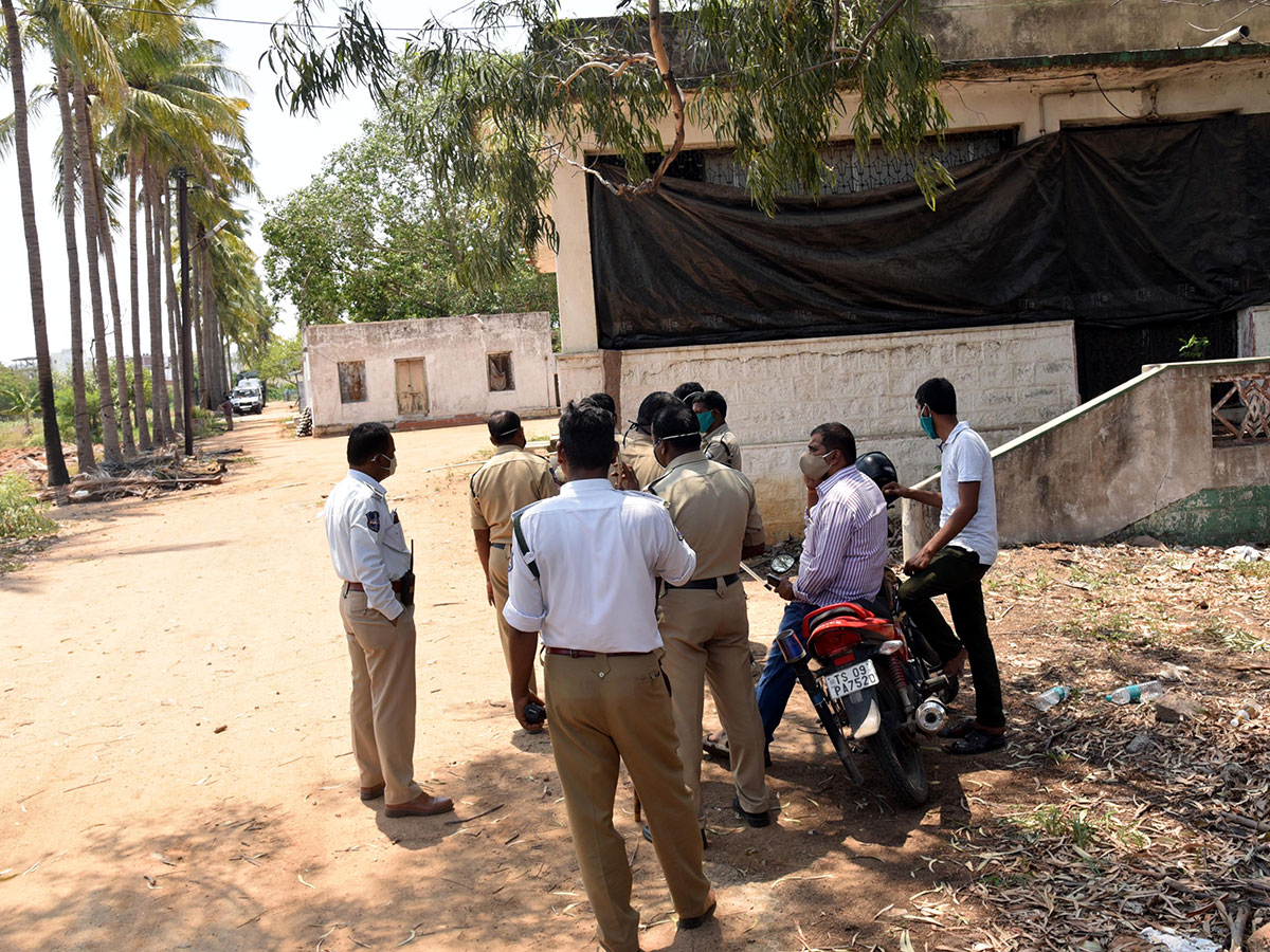 Leopard found in hyderabad Road Photo Gallery - Sakshi10