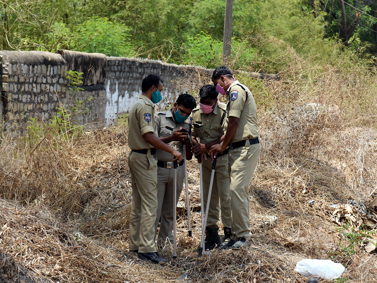 Leopard found in hyderabad Road Photo Gallery - Sakshi4