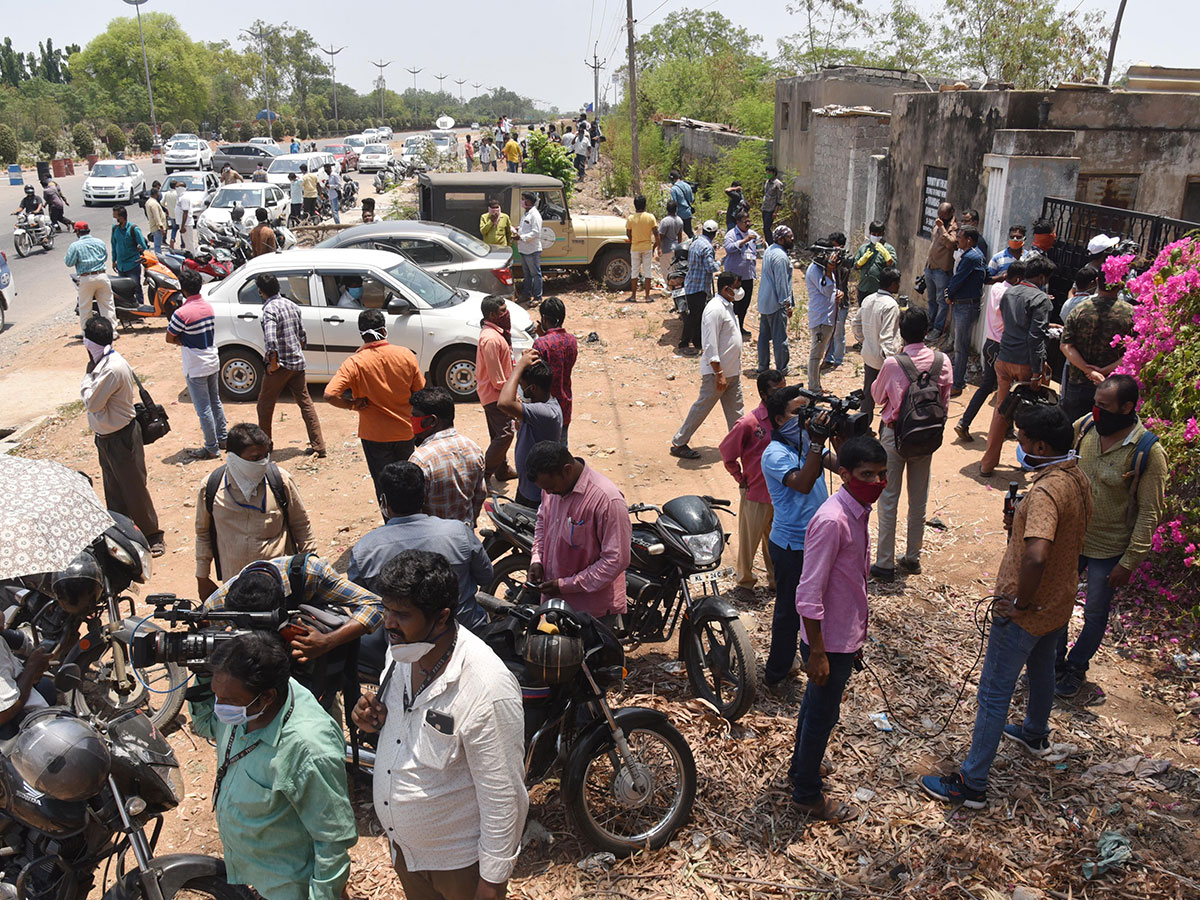 Leopard found in hyderabad Road Photo Gallery - Sakshi6