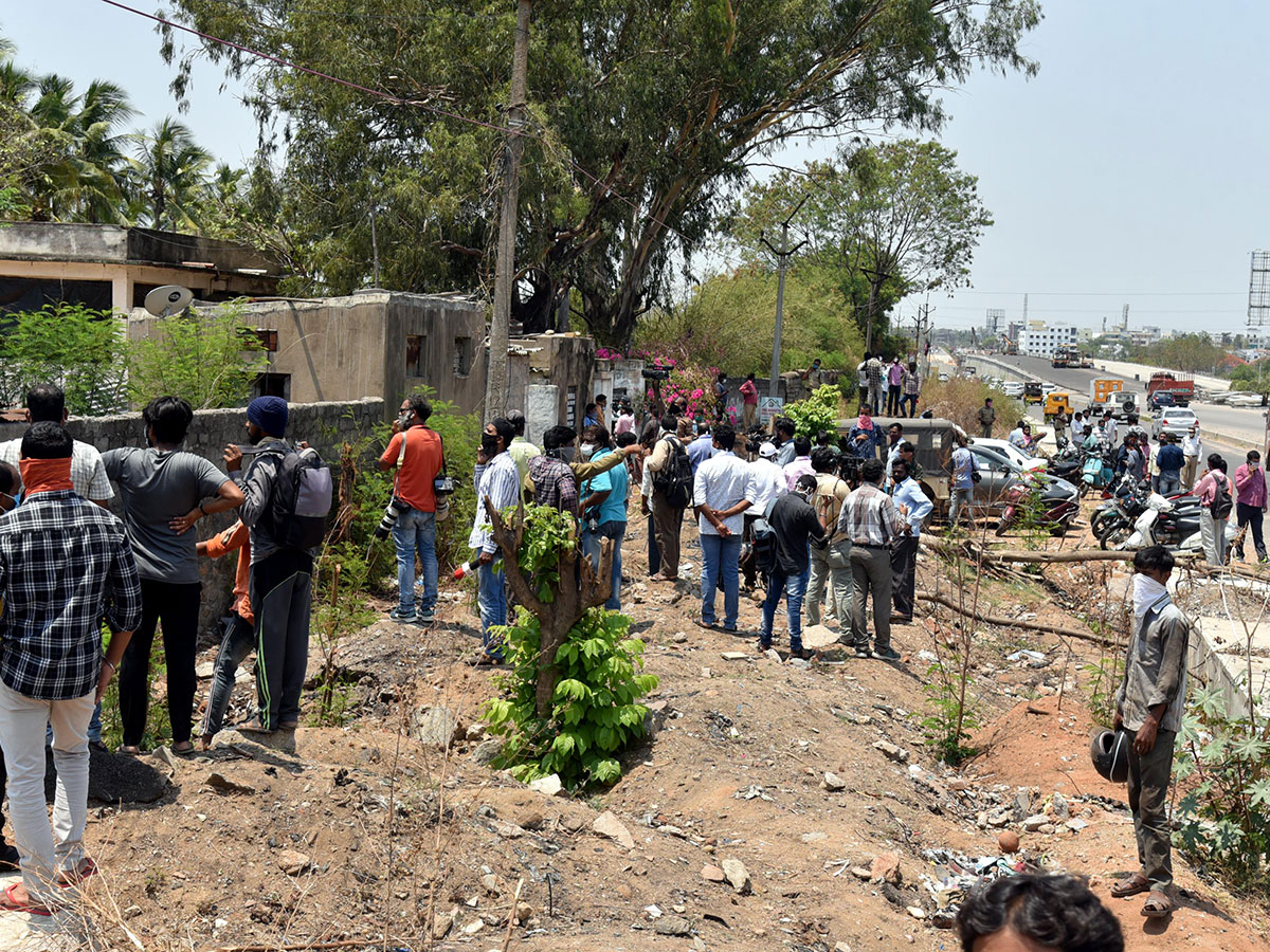 Leopard found in hyderabad Road Photo Gallery - Sakshi9