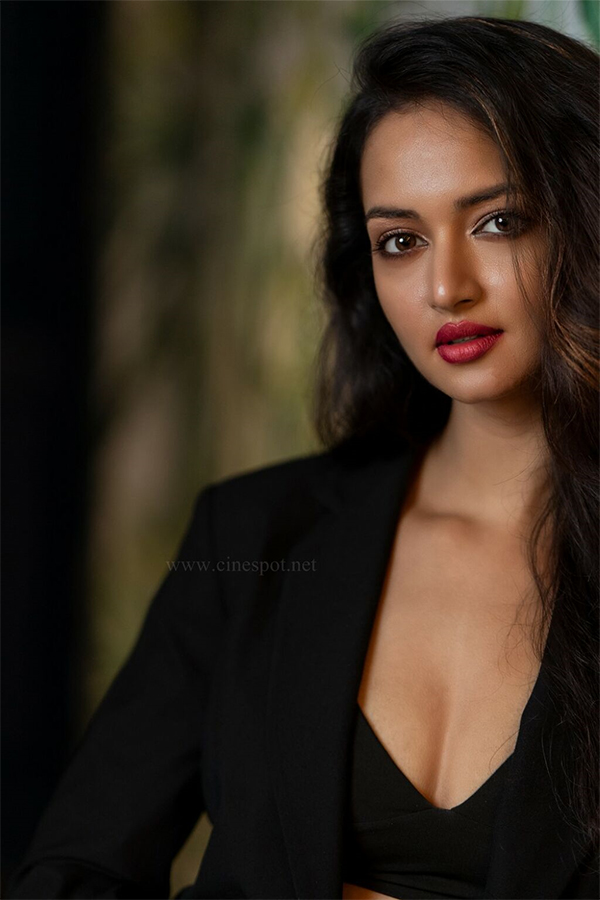 Actress Shanvi Srivastava Exclusive Photo Gallery - Sakshi2