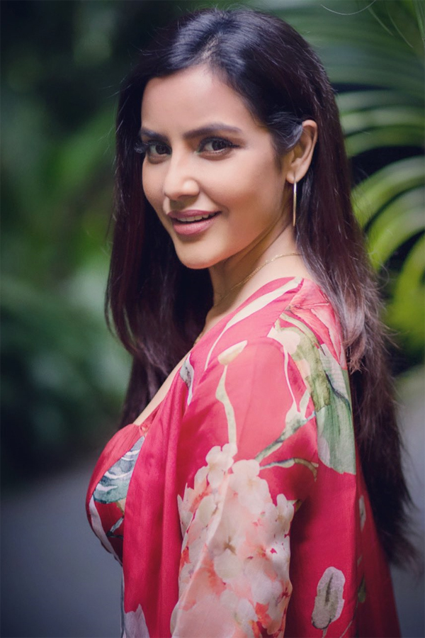 Actress Priya Anand Exclusive Photo Gallery - Sakshi15