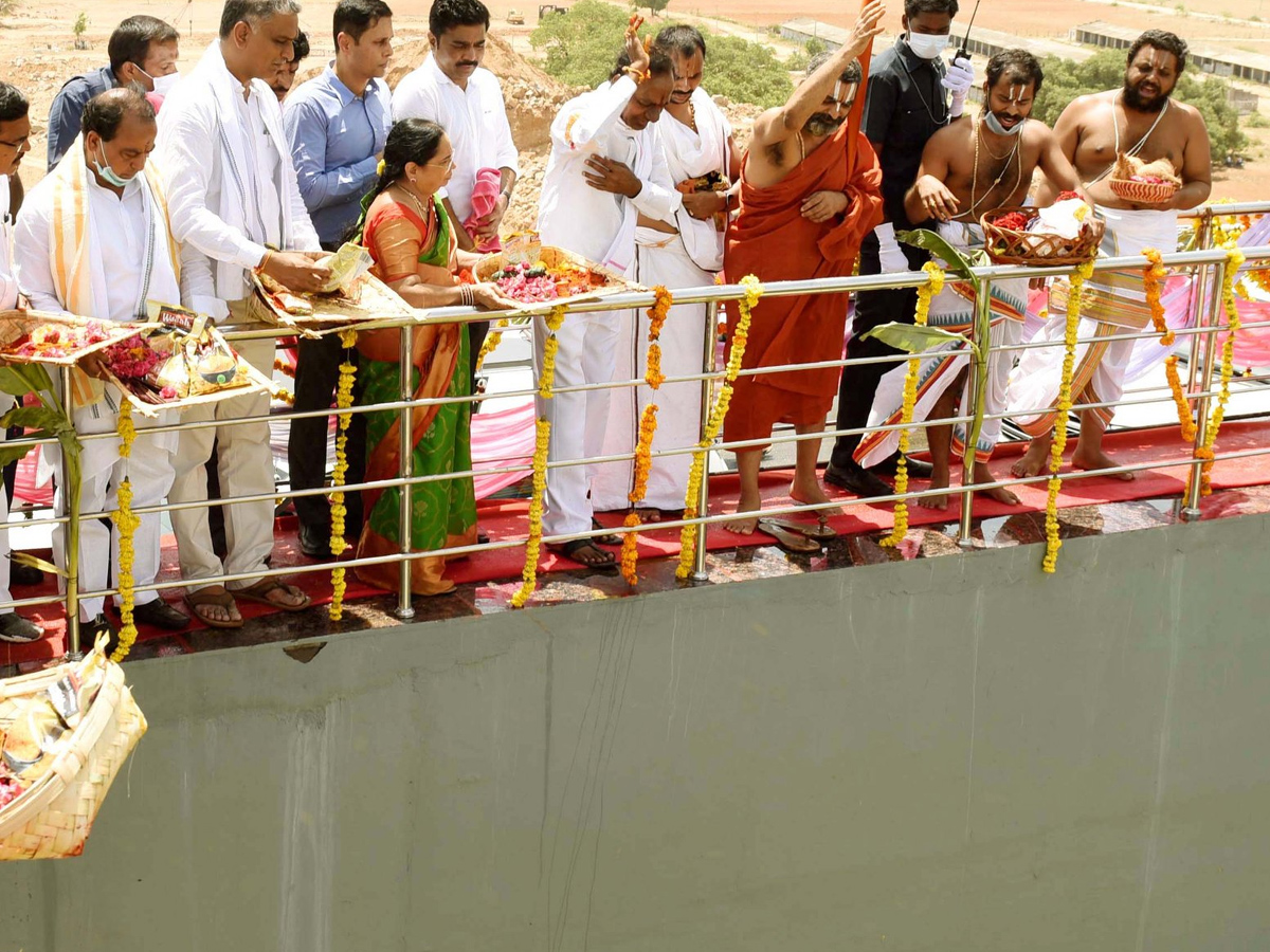 Telangana CM inaugurates Kondapochamma Sagar project Photo Gallery - Sakshi3