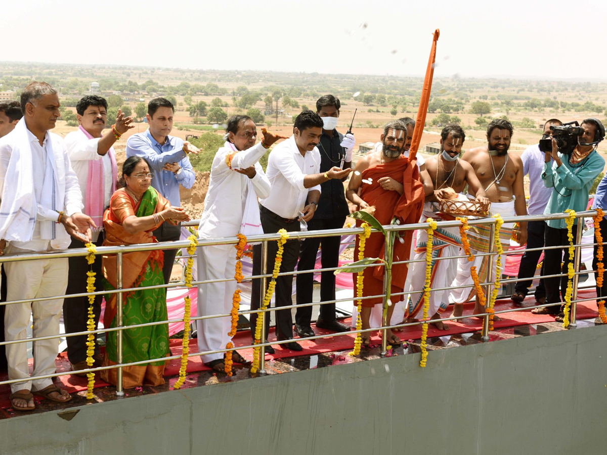 Telangana CM inaugurates Kondapochamma Sagar project Photo Gallery - Sakshi1