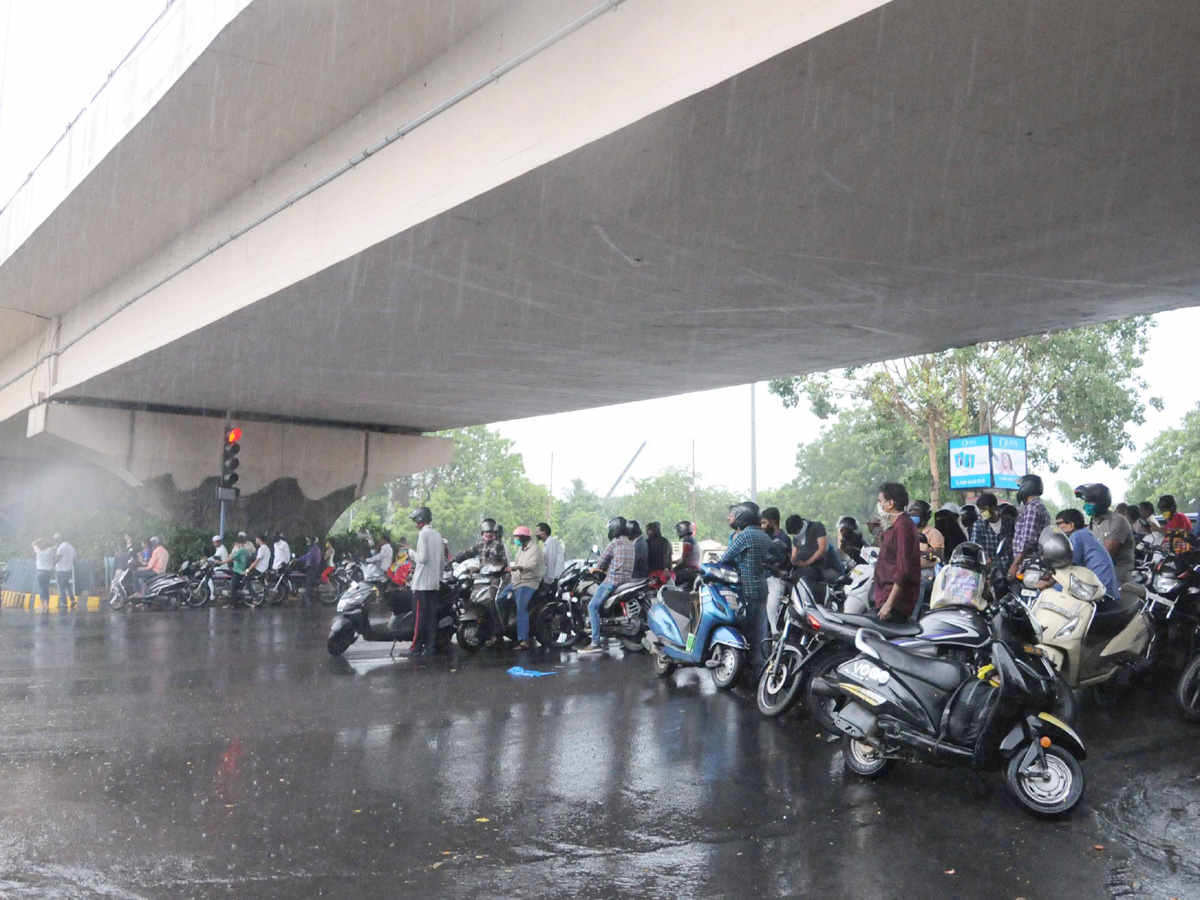 Heavy Rainfall Hits Several Places In Hyderabad Photo Gallery - Sakshi2