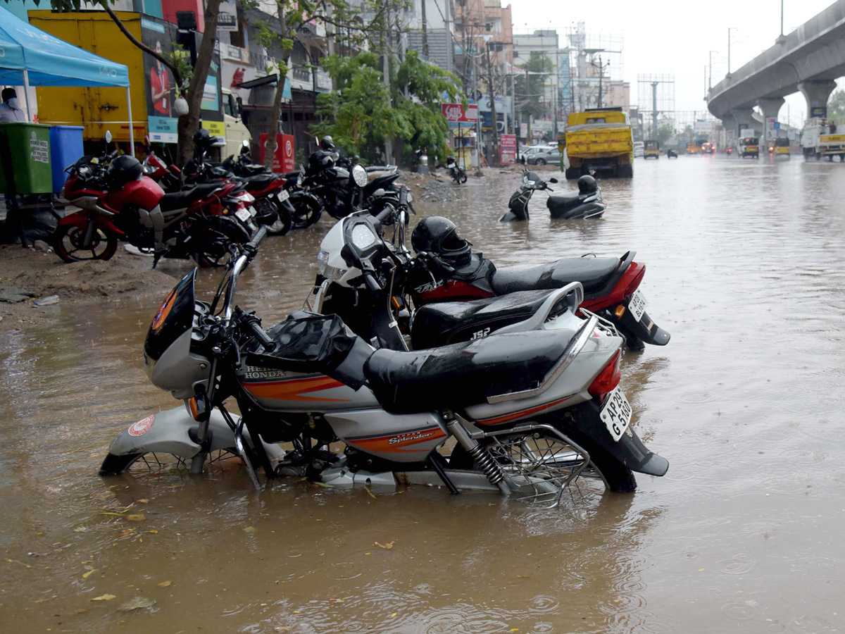 Heavy Rainfall Hits Several Places In Hyderabad Photo Gallery - Sakshi9