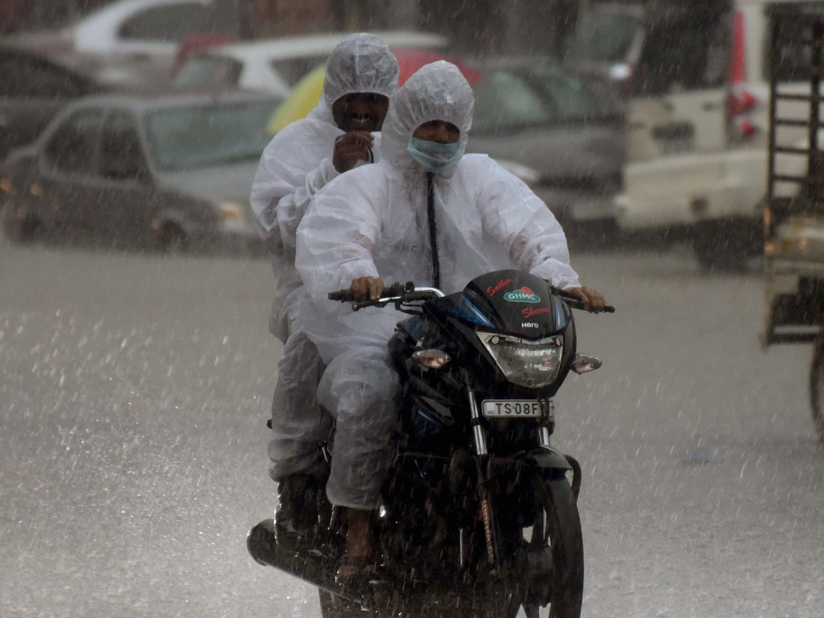 Heavy Rainfall Hits Several Places In Hyderabad Photo Gallery - Sakshi10