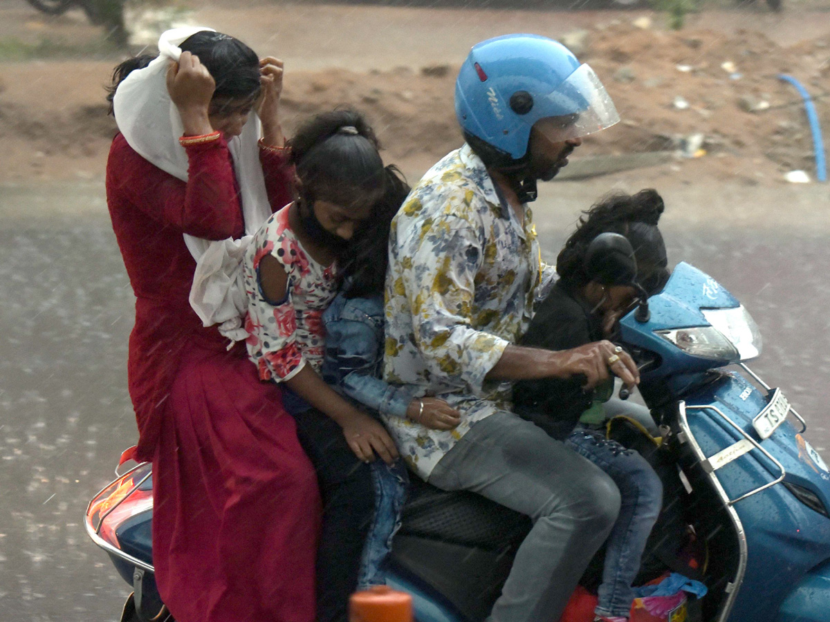 Heavy Rainfall Hits Several Places In Hyderabad Photo Gallery - Sakshi11