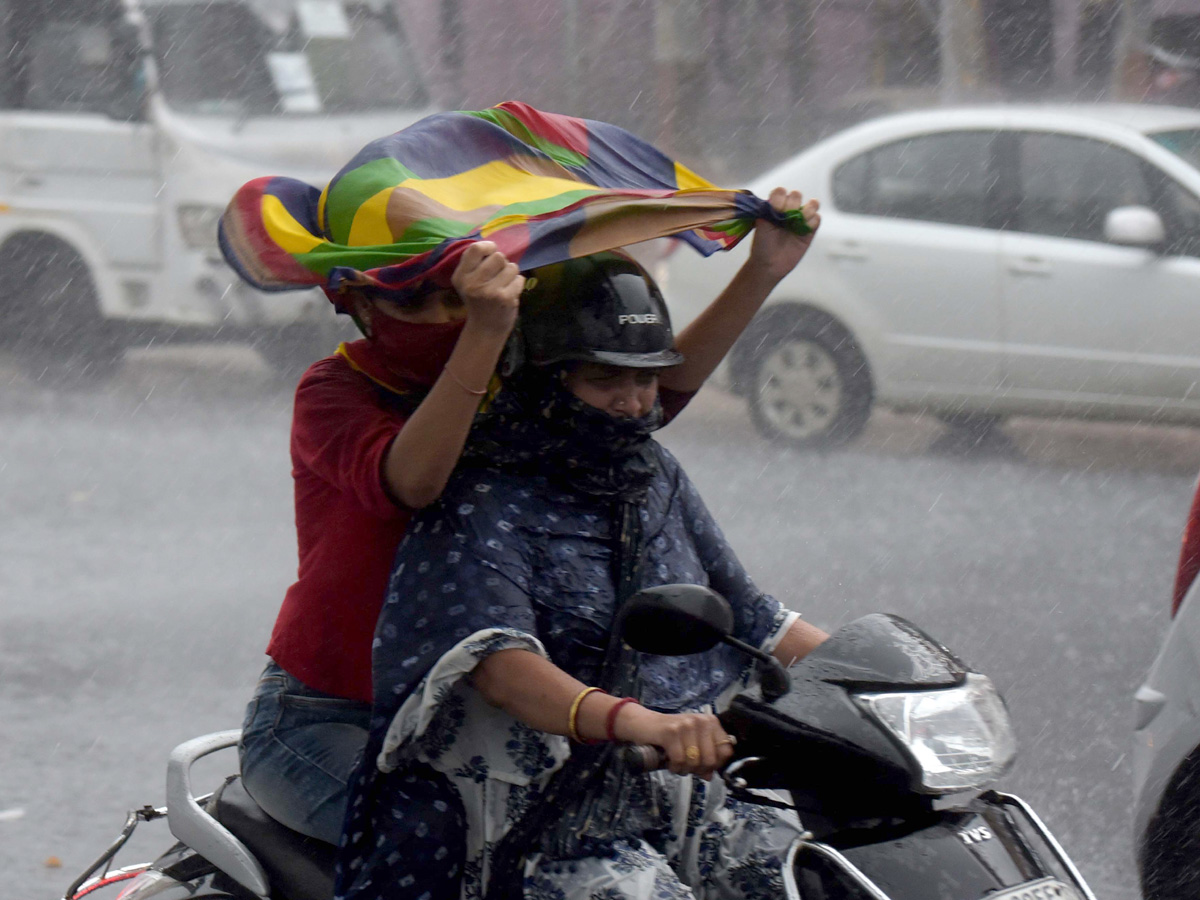 Heavy Rainfall Hits Several Places In Hyderabad Photo Gallery - Sakshi12