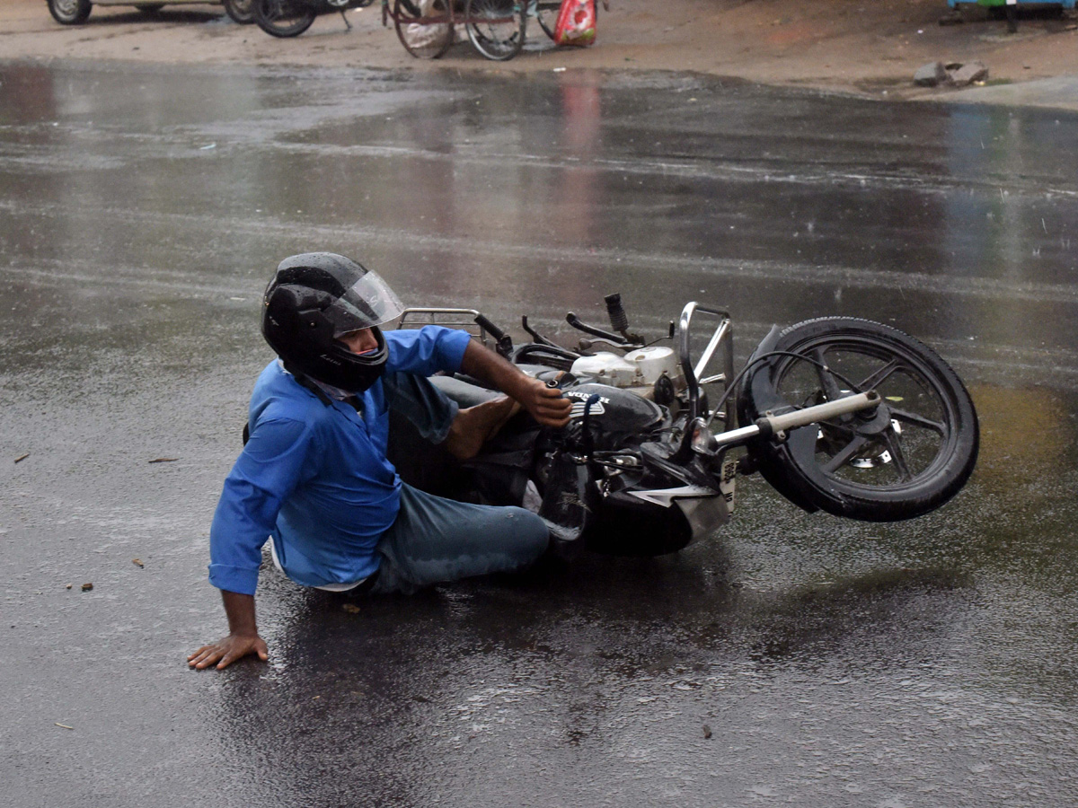 Heavy Rainfall Hits Several Places In Hyderabad Photo Gallery - Sakshi14