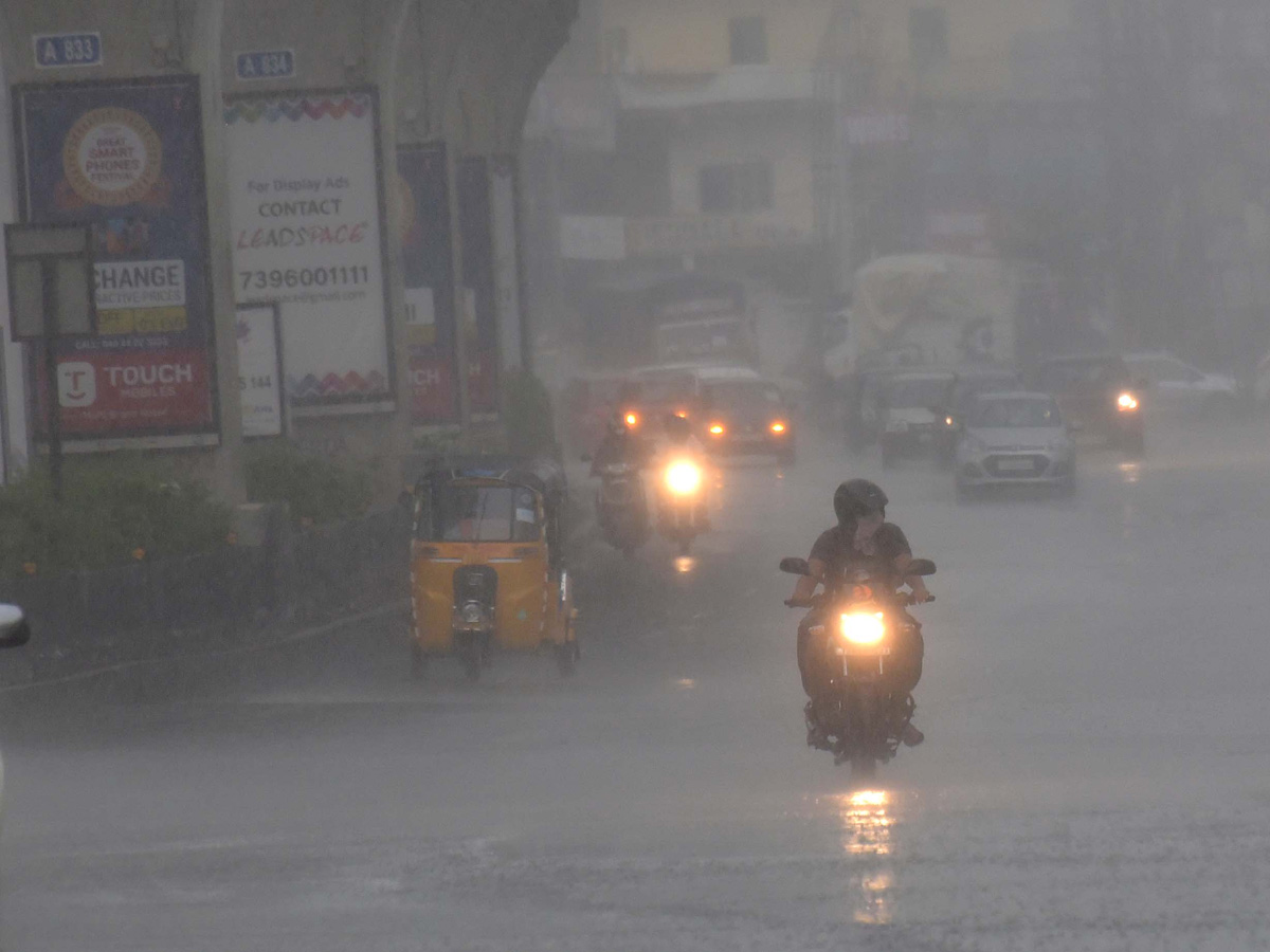 Heavy Rainfall Hits Several Places In Hyderabad Photo Gallery - Sakshi16