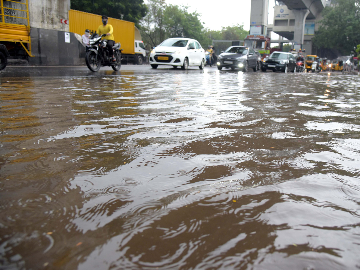 Heavy Rainfall Hits Several Places In Hyderabad Photo Gallery - Sakshi19