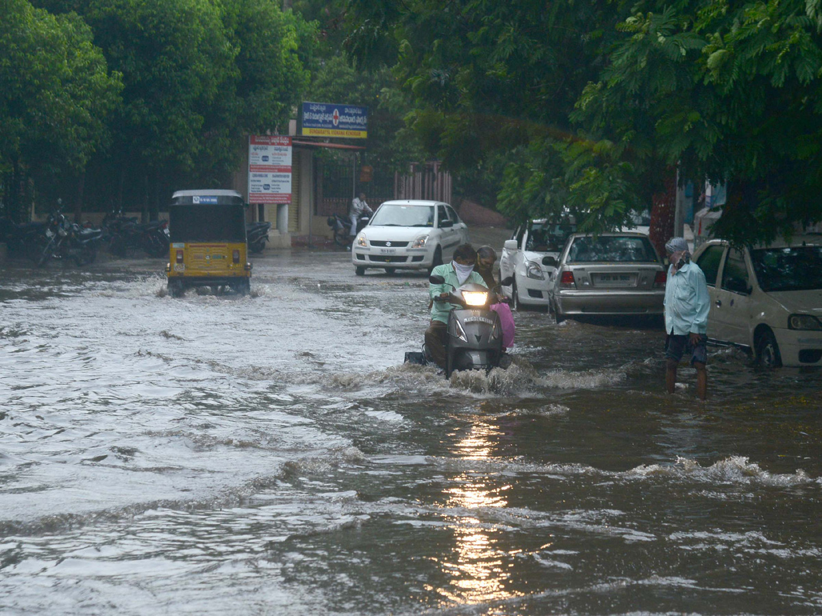 Heavy Rainfall Hits Several Places In Hyderabad Photo Gallery - Sakshi21