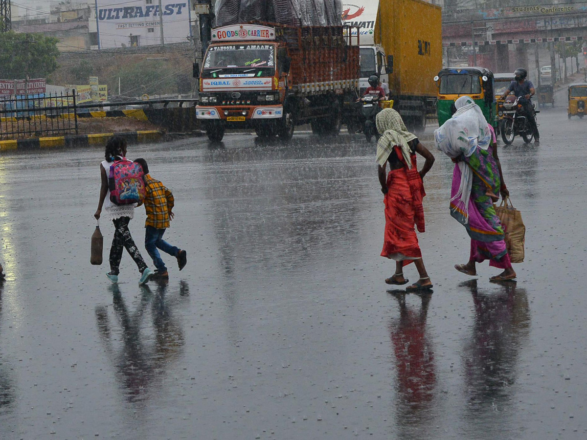 Heavy Rainfall Hits Several Places In Hyderabad Photo Gallery - Sakshi27