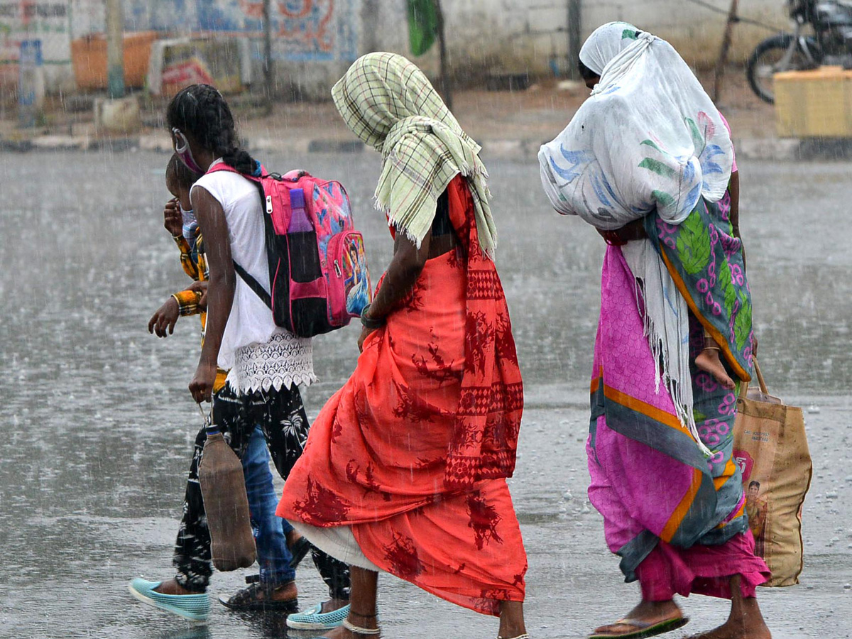 Heavy Rainfall Hits Several Places In Hyderabad Photo Gallery - Sakshi28