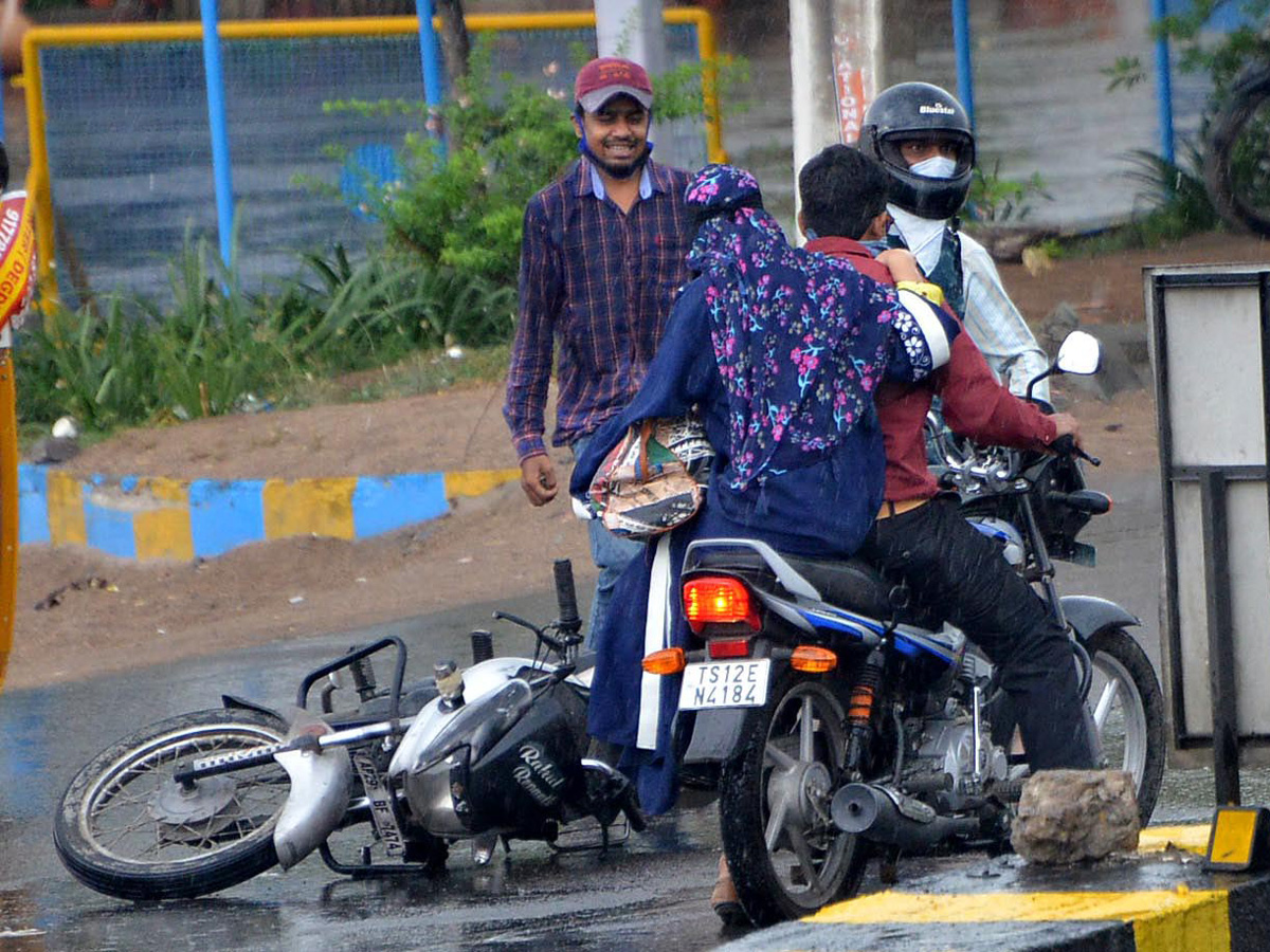 Heavy Rainfall Hits Several Places In Hyderabad Photo Gallery - Sakshi31