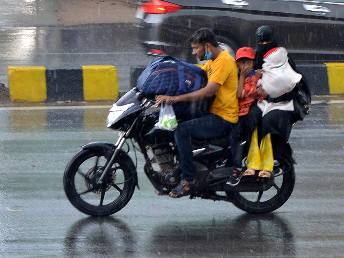 Heavy Rainfall Hits Several Places In Hyderabad Photo Gallery - Sakshi32