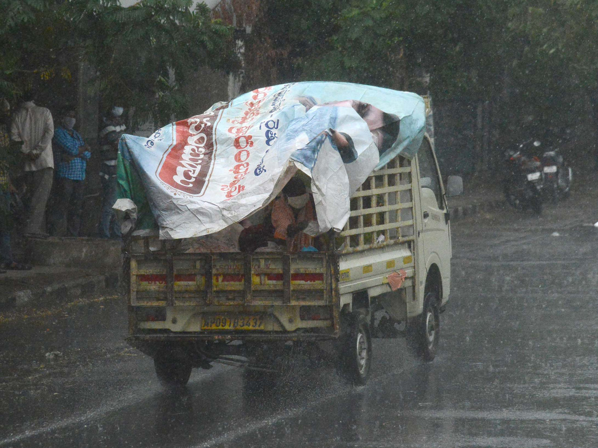 Heavy Rainfall Hits Several Places In Hyderabad Photo Gallery - Sakshi33