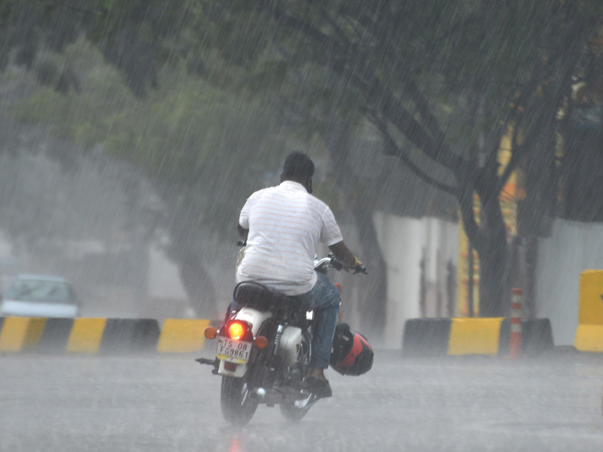 Heavy Rainfall Hits Several Places In Hyderabad Photo Gallery - Sakshi34