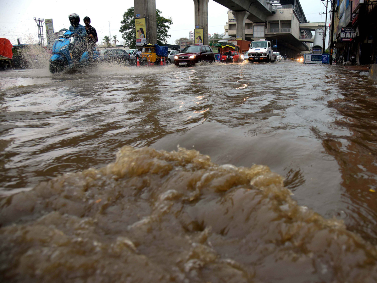 Heavy Rainfall Hits Several Places In Hyderabad Photo Gallery - Sakshi38